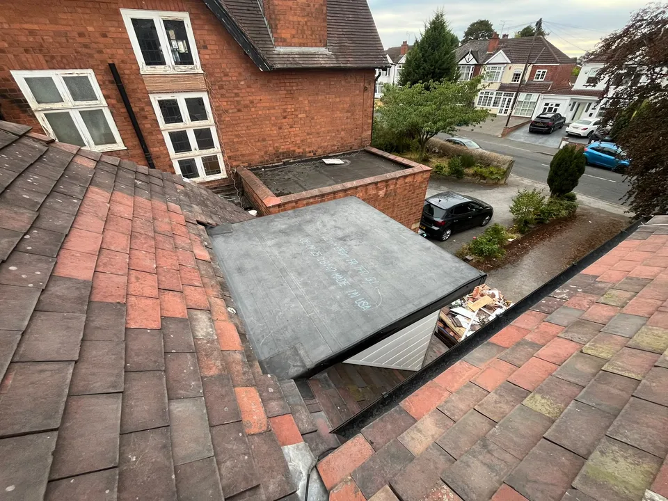 Small flat roof between tiled roof slopes
